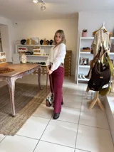Pantalón de corte recto confeccionado en pana color bordó, con cintura alta y cierre frontal.