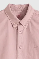 Camisa de manga corta color rosado, con cuello abotonado y cierre frontal con botones. Cuenta con sutil bordado del logo en el pecho.