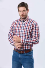 Camisa de corte sport con estampado de cuadros en tonos rojo, azul y blanco. Presenta cuello abotonado, cierre frontal con botones y bolsillo en el pecho con detalle bordado.