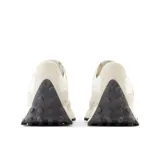 Championes New Balance 327 de dama, color blanco con detalles en beige y suela de goma negra.