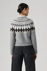 Sweater de punto con diseño Fairisle en el canesú, cuello redondo, manga larga y puños acanalados. Presenta un patrón geométrico en tonos gris, negro, blanco y beige sobre una base gris jaspeado.
