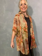 Sobrecamisa Carlota en tonos camel y chocolate, con estampado paisley y floral, de manga larga y cierre frontal con botones.