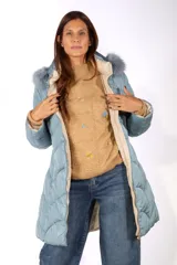 Sweater de punto color camel con cuello alto, diseño de textura con relieve y bordados florales dispersos en el frente.