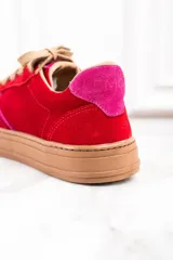 Zapatillas rojas de gamuza con detalles en rosa y suela marrón.