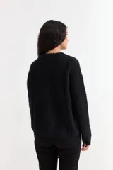 Sweater de punto con acabado brillante de lurex, cuello redondo y mangas largas, de corte holgado.