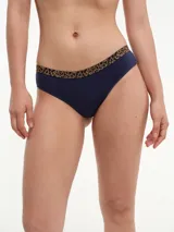 Bombacha de bikini azul marino con cintura de elástico fino con estampado animal print de leopardo.