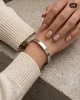 Esclava rígida de acero inoxidable con diseño minimalista de superficie lisa y acabado pulido.