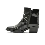 Bota corta de estilo western en color negro, con acabado brillante y mate. Presenta detalles de tachas metálicas plateadas en la puntera y en el lateral, cierre lateral plateado y taco cuadrado.