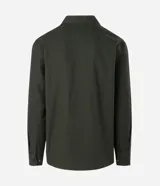 Camisa manga larga de sarga en color verde militar, con cuello inglés, cierre frontal de botones negros y dos bolsillos con solapa en el pecho.