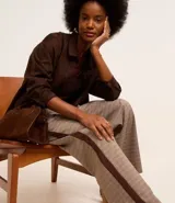 Pantalón de vestir de corte recto con estampa de cuadros, elástico y lazo en la cintura y raya lateral.