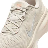 Championes Nike Vomero 18, color negro con swoosh blanco y suela gruesa en tono off-white. Diseñados con tecnología ZoomX para máxima amortiguación y retorno de energía, ideales para running.