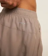 Bermuda deportiva Get Over para hombre, en color marrón, con cintura elástica, cordón de ajuste y bolsillos con cierre. Cuenta con tecnología Laser Cut en los laterales para mayor transpirabilidad.