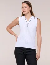 Musculosa tejida acanalada blanca de la marca Rio & Rian, con cuello polo, escote en V y ribetes negros en cuello, botonera y sisas.