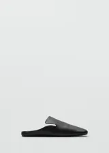 Zapatos tipo mule de piel ovino, color negro, diseño slip-on sin cierre, punta cuadrada y suela plana.