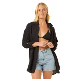 Camisa negra de manga larga con cuello clásico y botones frontales.