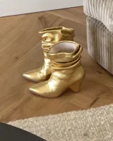 Botines dorados de cuero vacuno con punta fina y tacón aguja.