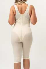 Body modelador entero color piel, para post-operatorio de lipoaspiración, con breteles laterales y refuerzo en zona abdominal. Confeccionado con tela de faja de alta contención y fibra LYCRA®. Presenta broches delanteros reforzados y orificio sanitario en entrepierna.