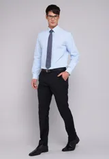 Camisa de vestir celeste a rayas verticales blancas, de corte clásico, con cuello inglés y mangas largas.