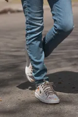 Championes de cuero blanco con diseño pintado a mano de salpicaduras multicolor, cordones y suela de goma.