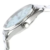 Reloj analógico Casio con caja y malla de acero inoxidable plateado. Presenta una esfera de color celeste claro con acabado texturizado, índices y manecillas plateadas, y ventana de fecha a las 3.