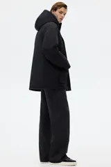 Campera parka acolchada de tejido técnico repelente al agua y rompevientos. Presenta cuello alto, capucha ajustable, cierre frontal oculto con solapa y cierre autoadherente. Incluye bolsillos calientamanos, bolsillos tipo parche con solapa y botón a presión, bolsillo interior y puños ajustables con trabilla.