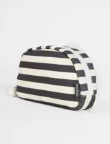 Estuche semirrígido con diseño de rayas horizontales en color verde y rosado. Cuenta con cierre principal y detalle de pompones colgantes en el tirador.