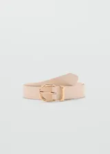 Cinturón de poliuretano color beige con hebilla metálica dorada de diseño clásico y pasador a juego.