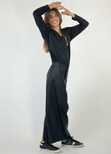 Falda midi color plateado metalizado, de corte recto con tajo en la espalda. Presenta detalles de costura que simulan bolsillos traseros.