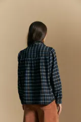 Camisa de algodón a cuadros con diseño de volados frontales, cuello alto y mangas largas con leve volumen.