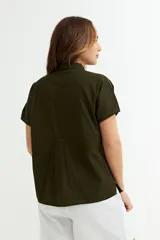 Camisa color verde militar, sin mangas, confeccionada en lino.