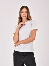 Remera de manga corta color gris melange, con cuello redondo y corte recto.