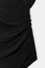 Top negro de manga corta con escote barco, detalle de drapeado en el lateral y diseño de bajo asimétrico.