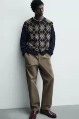 Pantalón de corte recto confeccionado en tejido compacto de algodón con estructura twill. Presenta cierre frontal con cremallera y botón, bolsillos laterales y bolsillos traseros de vivo con botón.