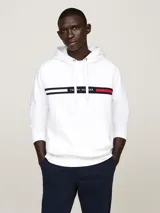 Buzo con capucha y cordón ajustable Tommy Hilfiger, color blanco, de corte regular. Presenta un bolsillo estilo canguro en la parte delantera y una franja horizontal en el pecho con el logotipo y los colores distintivos de la marca.