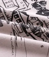 Remera de algodón de la marca Marfinno, con cuello redondo, mangas cortas y estampa frontal de un pueblo.