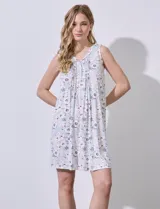 Camisón corto de tejido soft con estampado floral, escote en V con botones y detalle plisado en el frente.