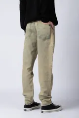 Jean de corte mom oversize, color negro lavado, con diseño de cinco bolsillos y cierre frontal con botón y cremallera.