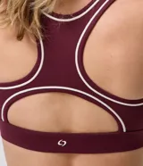 Top deportivo Get Over confeccionado en microfibra bordó, con diseño estilo nadador, breteles anchos y ribetes contrastantes en tono crudo en el escote, sisas y bajo busto.