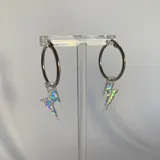 Set de aros de acero quirúrgico hipoalergénico con dijes intercambiables de diferentes formas y colores: corazones holográficos, estrellas metalizadas y rayos de colores.
