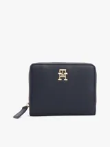 Billetera Tommy Hilfiger azul marino con cierre de cremallera y logo dorado TH en el frente. Cuenta con múltiples ranuras interiores para tarjetas y compartimento para billetes.