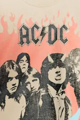 Sudadera beige de mezcla de algodón, con cuello redondo, manga larga y bajo deshilachado. Presenta un estampado frontal de la banda AC/DC con llamas naranjas y el texto "Highway to Hell" en las mangas.