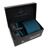 Set de corbata, pañuelo de bolsillo y gemelos color azul petróleo con diseño geométrico. Gemelos plateados con detalle de piedra redonda en el centro.