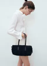 Falda pantalón corta de algodón color blanco, con diseño de doble cinturón decorativo y hebillas metálicas en la cintura.