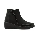 Bota casual de caña media, confeccionada en una combinación de materiales mate y charol brillante. Presenta detalles de tachas metálicas en la parte superior del talón y a lo largo de un panel lateral. Cuenta con una suela de plataforma corrida que proporciona mayor altura y confort.