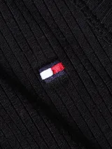 Remera negra acanalada sin mangas de corte slim, con cuello redondo y logo de Tommy Hilfiger bordado en el bajo.