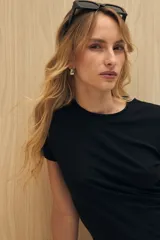 Remera básica de manga corta con cuello redondo, confeccionada en una mezcla de lyocell y elastano que ofrece una textura suave, liviana y con caída fluida.