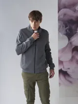 Campera tipo fleece de Benson & Thomas, con cierre frontal completo, cuello alto y textura acolchada en el panel frontal. Posee puños y ruedo acanalados.