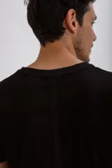 Remera de algodón de corte clásico, color negro, con cuello redondo y mangas cortas.
