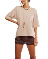 Sweater tipo tee color beige, de estilo oversized y mangas cortas.