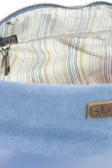 Neceser gris con base azul marino y cierre superior.